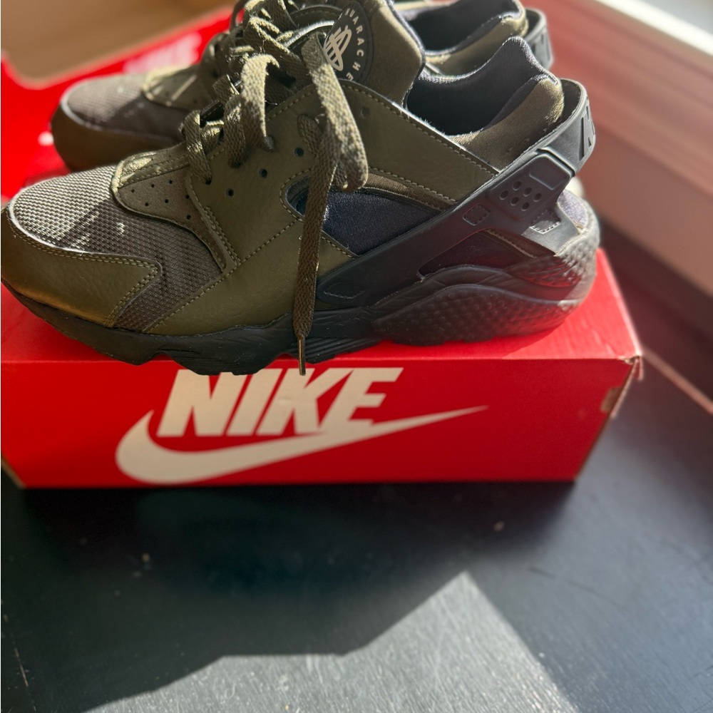 Nike Air Huarache - women’s 10